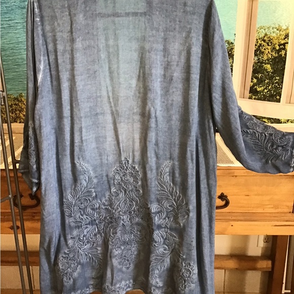 Blue chambray open cardigan. Size L. 100% rayon. Very nice condition. - Picture 3 of 4
